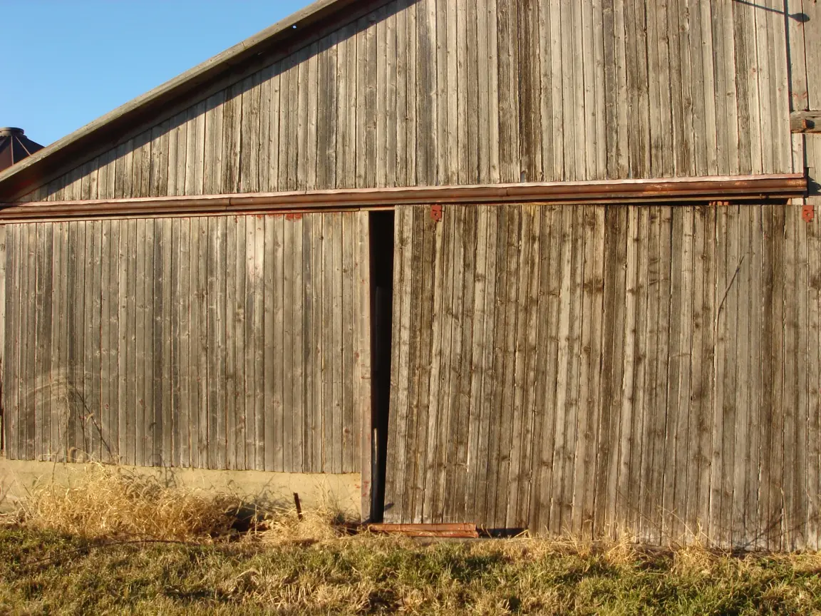 The barn outside Ohio, Illinois, and what was waiting inside the crack.
